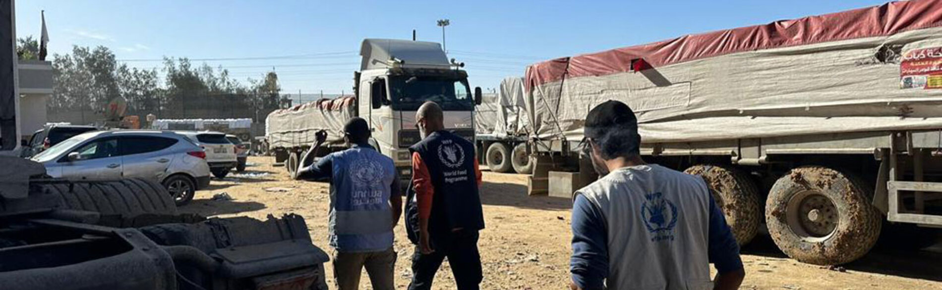In the first day of the humanitarian pause, the UN scaled up the delivery of humanitarian assistance into and across Gaza. Hundreds of thousands were assisted with food, water, medical supplies and other essential humanitarian items. Photo by WFP 
