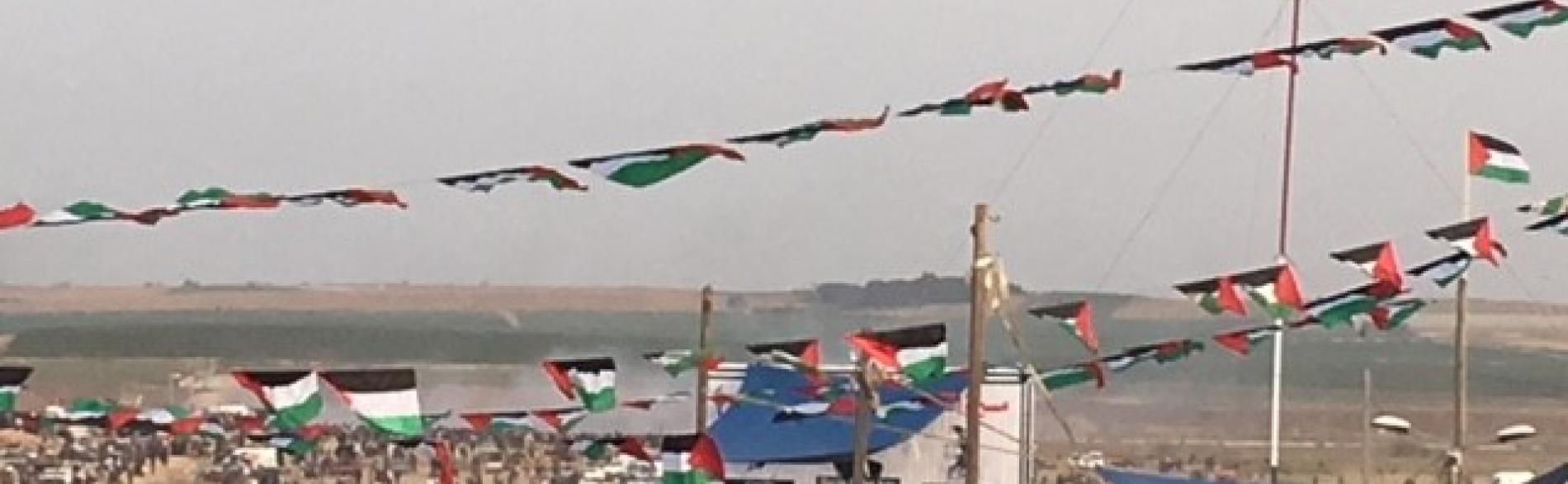 مظاهرة في سياق "مسيرة العودة الكبرى" بالقرب من السياج الحدودي، شرق مدينة غزة، 13 نيسان/أبريل 2018 