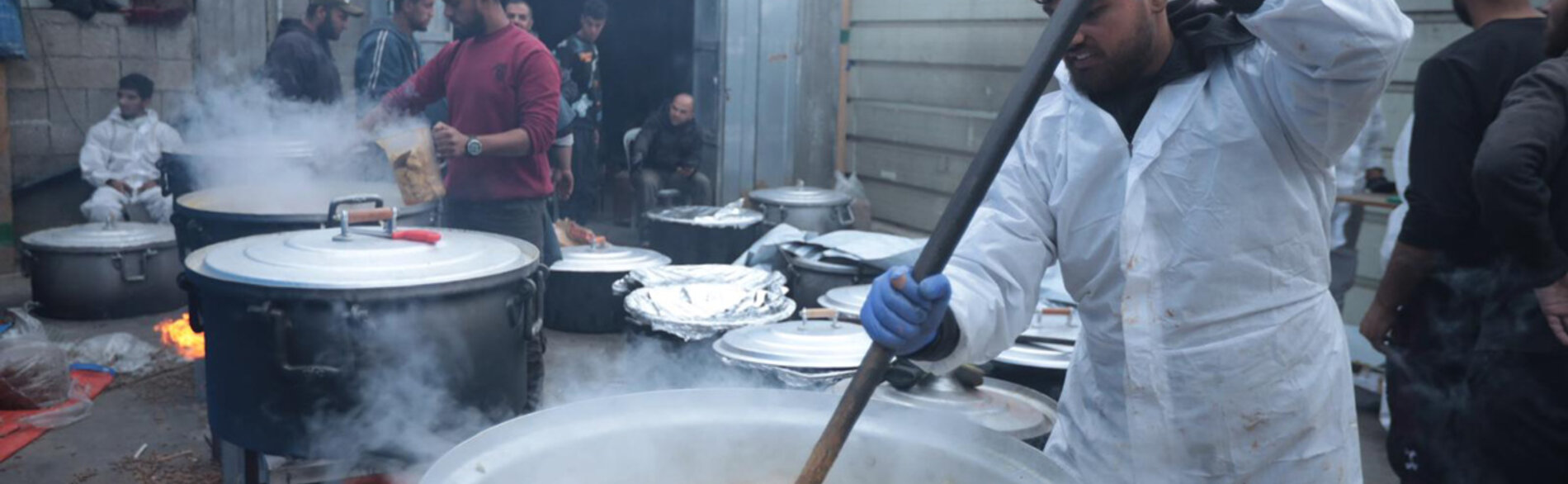 عاملون في المجال الإنساني يعدّون وجبات الإفطار الساخنة للأسر النازحة في جنوب غزة خلال شهر رمضان. تم تنفيذ هذا المشروع من قبل منظمة أنيرا والمطبخ المركزي العالمي، ويُعدّ هذا المشروع واحدًا من ضمن 122 مشروع إغاثي يحظى حاليًا بالدعم من الصندوق الإنساني للأرض الفلسطينية المحتلة. تصوير منظمة أنيرا