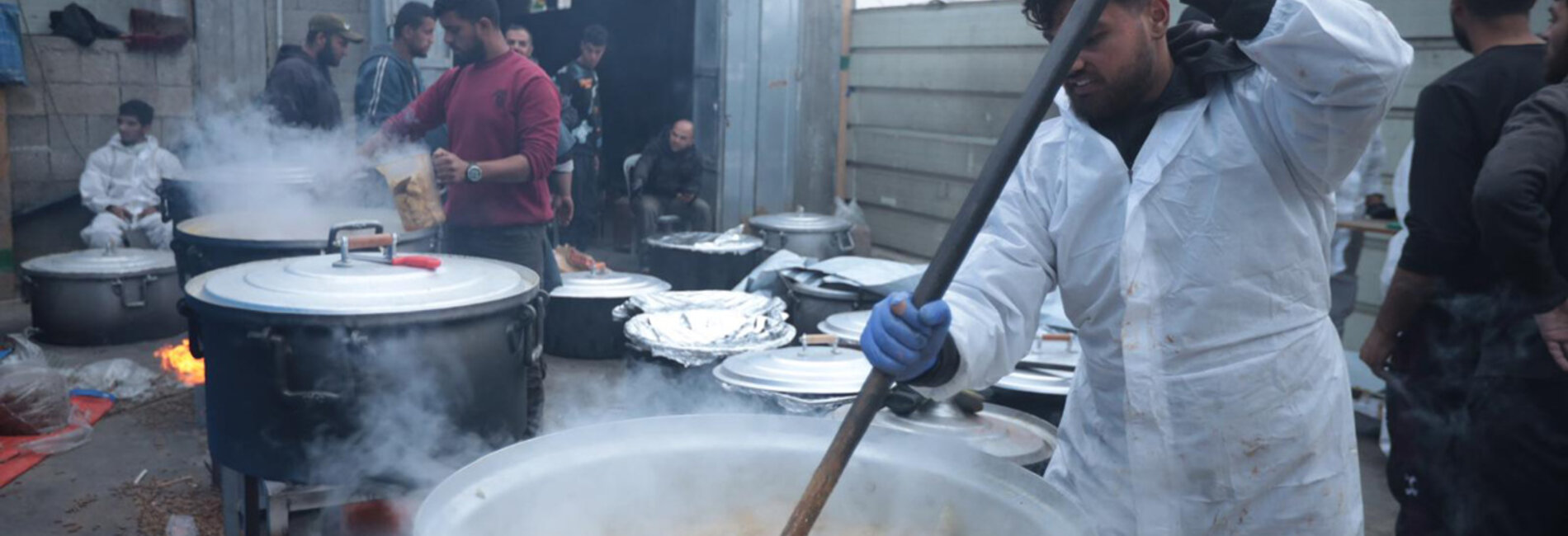 Humanitarian workers preparing hot Ramadan Iftar meals for displaced families in southern Gaza. Implemented by ANERA and World Central Kitchen, this is one of 122 relief projects currently supported by the occupied Palestinian territory Humanitarian Fund. Photo by ANERA 