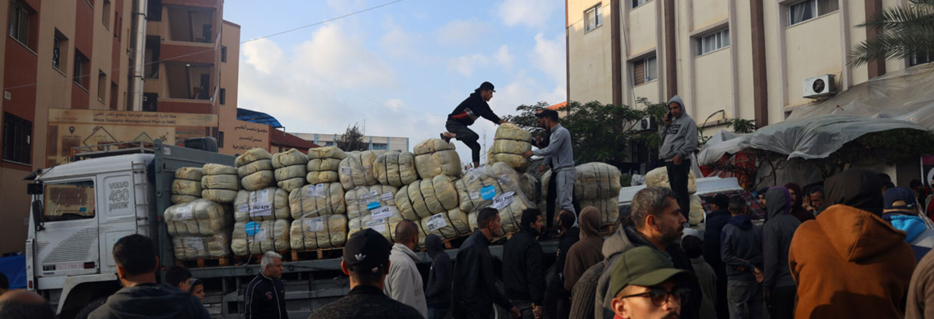 قد حدّ احتدام الأعمال القتالية من العمليات الإنسانية في دير البلح. وتندرج المستودعات والمراكز الصحية ومراكز الإيواء في إطار المناطق التي صدرت أوامر جديدة بإخلائها. ومع تعرّض المستشفيات لخطر الإغلاق وارتفاع عدد الإصابات، باتت القدرة على علاج الناس في خطر. صورة لتوزيع البطانيات لمستشفى ناصر في الشهر الماضي. تصوير اليونيسف/البابا