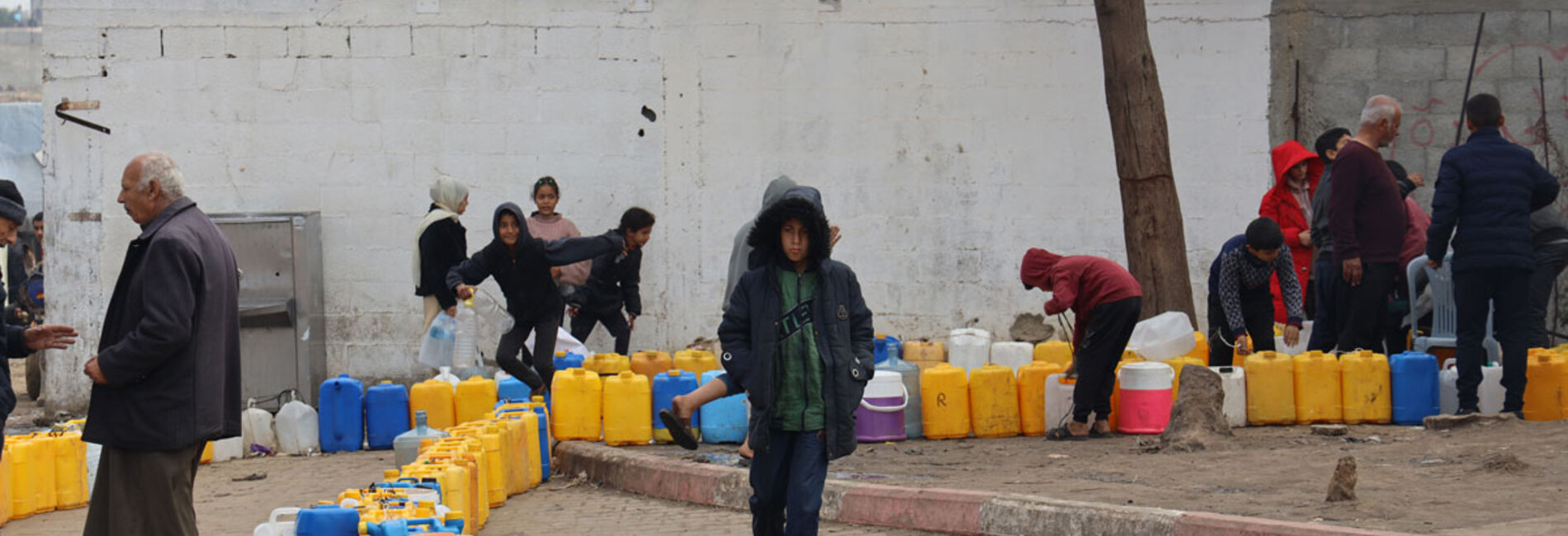 Jerry cans lined up for water filling. With a recently damaged pipeline urgently requiring repairs, only one of the three water lines from Israel is still functioning. UNICEF has warned that children in southern Gaza are accessing only 1.5 to 2 litres of water per day, well below the recommended requirements for survival. Photo by UNICEF/Eyad El-Baba, 11 January 2024 