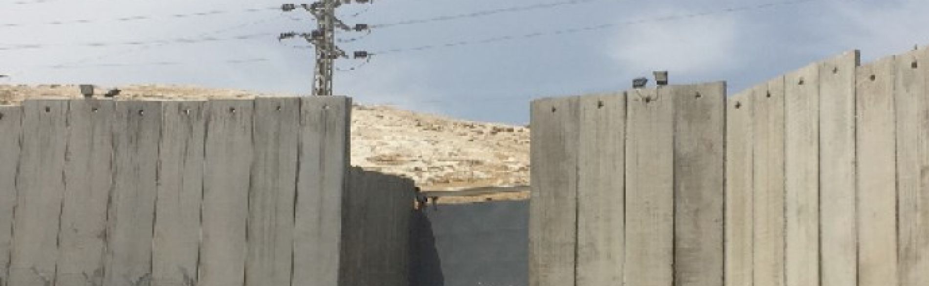הכביש הראשי המחבר את הכפר א־זעיים עם ירושלים המזרחית, מאי 2016 / © צילום: משרד האו״ם לתיאום עניינים הומניטריים