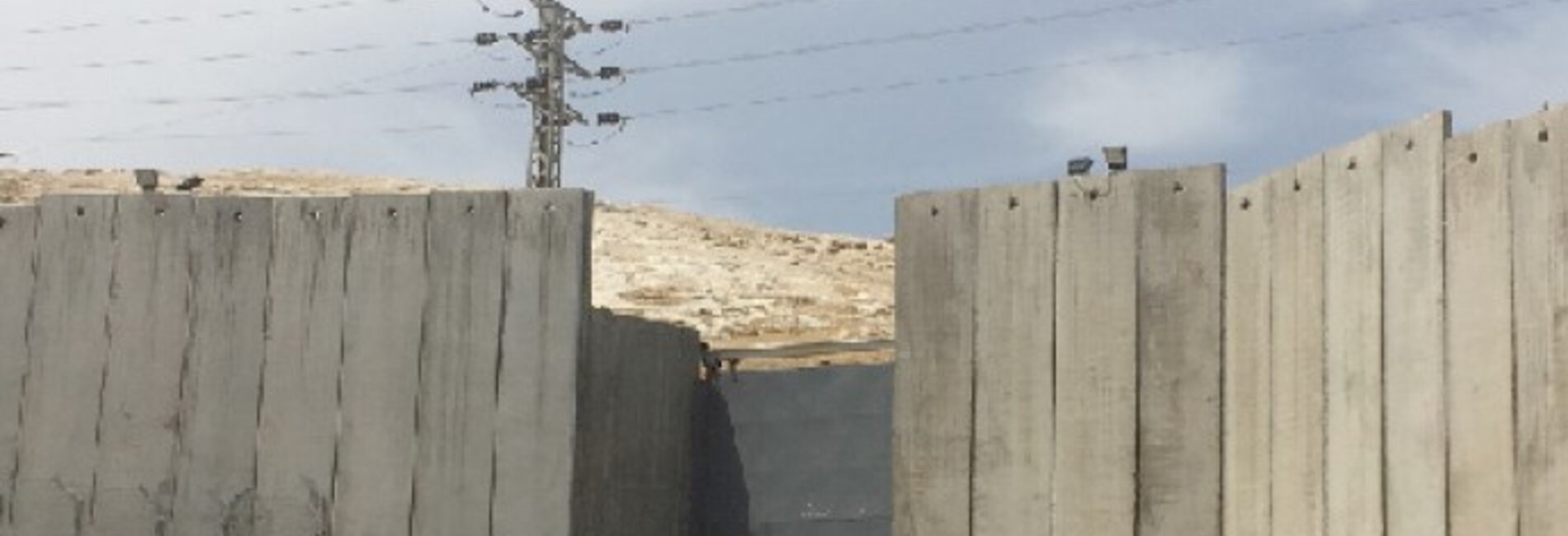 Main route connecting Az Za’ayyem village with East Jerusalem, May 2016. Photo by OCHA