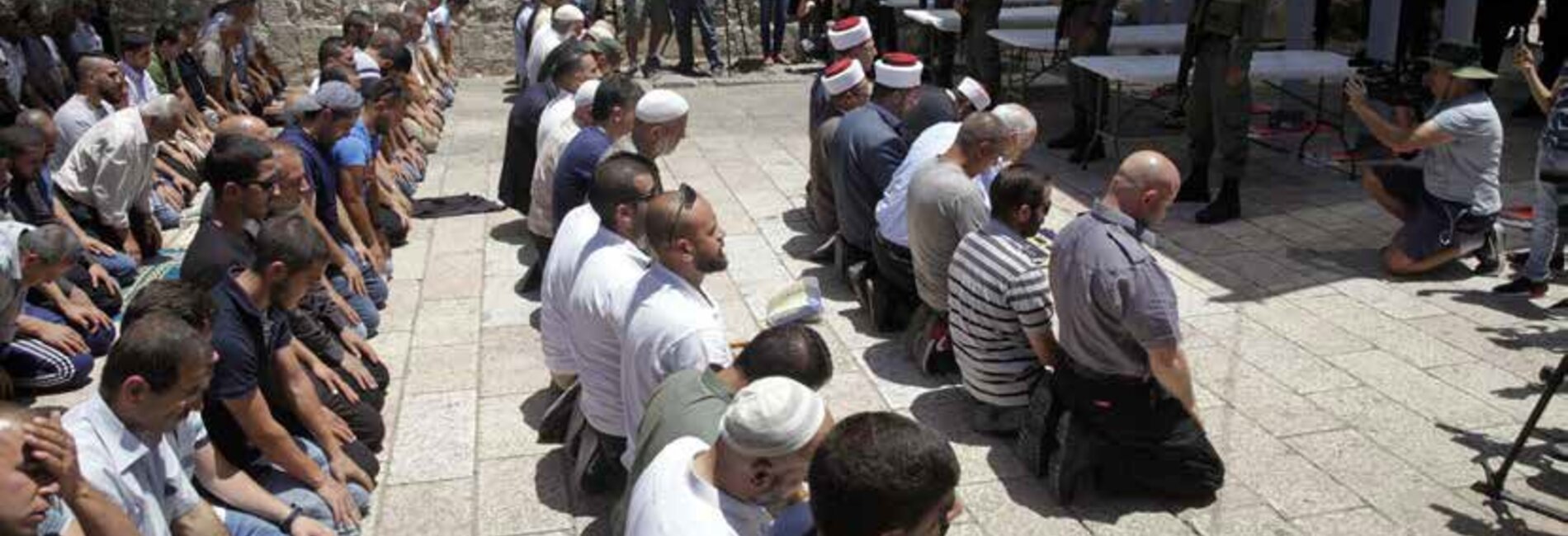 Palestinians pray outside Al Haram Al Sharif/Tmeple Mount in protests against newly installed metal detectors. Old City of Jerusalem, 16 July 2017. ©  Photo by Mahmoud Illean.