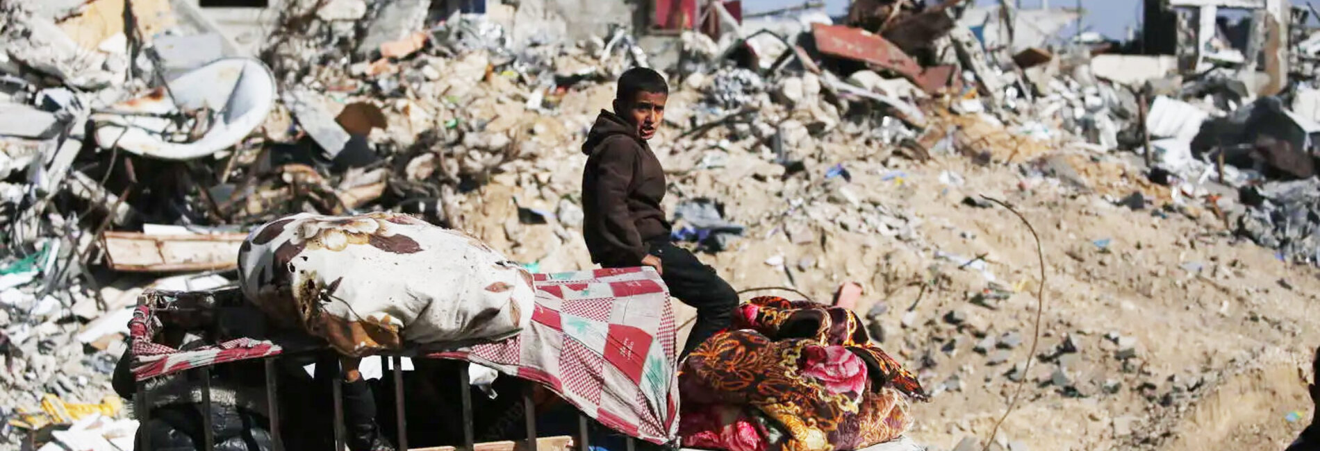 A family travels through Rafah in the southern Gaza Strip in a vehicle packed with their belongings. Photo: UNICEF/UNI724643/El Baba