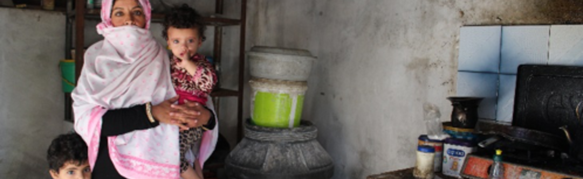 מונא ושניים משבעת ילדיה, במשק בית עני שנפגע מהמחסור בחשמל ובמים. רפיח, רצועת עזה, אוקטובר 2017. © צילום: OXFAM