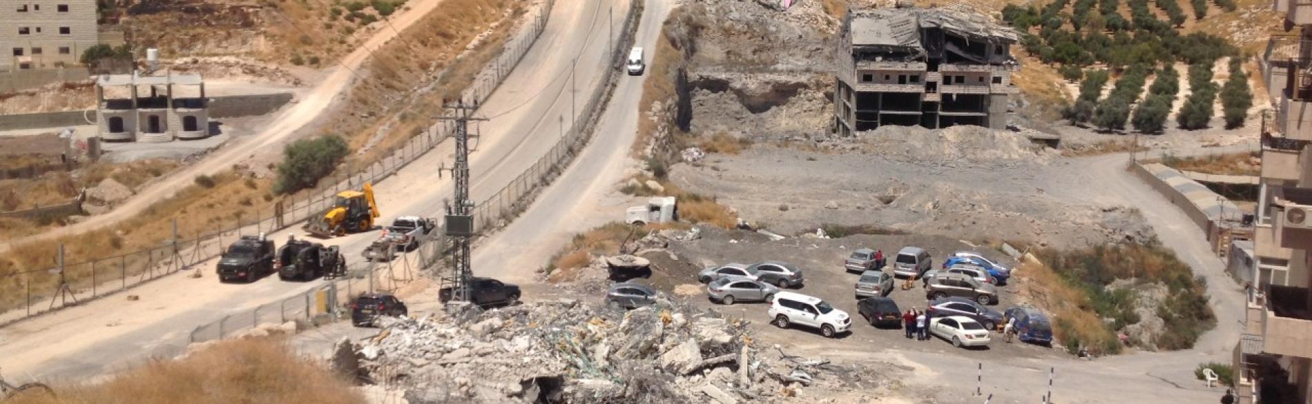 بنايات هُدمت في صور باهر في يوم 22 تموز/يوليو 2019 بجوار الطريق الأمني المحاذي للجدار © - تصوير مكتب الأمم المتحدة لتنسيق الشؤون الإنسانية