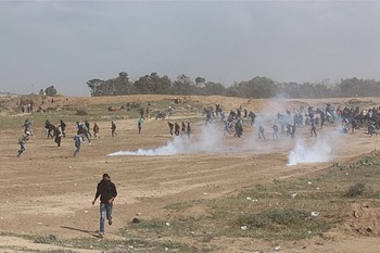 إشتباكات بالقرب من السياج الحدودي في غزة، شرق مخيم البريج للاجئين، 30 آذار/مارس 2018 © - تصوير أحمد نوفل إشتباكات بالقرب من السياج الحدودي في غزة، شرق مخيم البريج للاجئين، 30 آذار/مارس 2018 © - تصوير أحمد نوفل