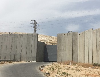 Main route connecting Az Za’ayyem village with East Jerusalem, May 2016. Photo by OCHA Main route connecting Az Za’ayyem village with East Jerusalem, May 2016. Photo by OCHA