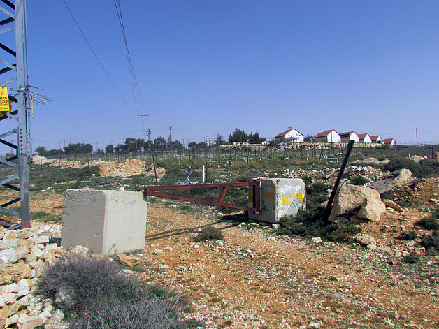 Closure between Sa’ir and Asfar Settlement, May 2015. © Photo by OCHA 