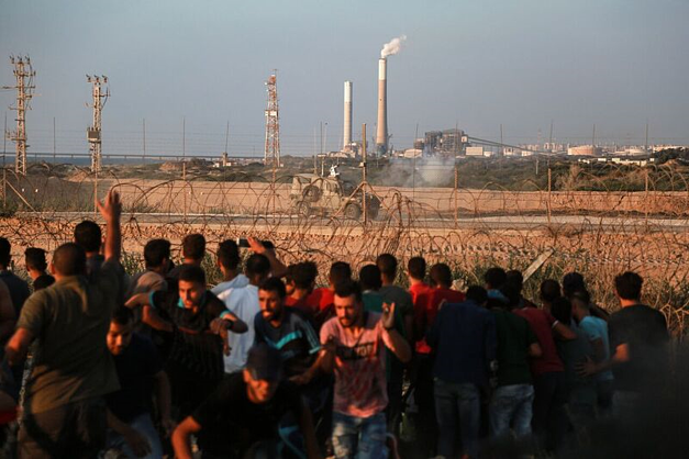 مظاهرات تشهدها غزة بمحاذاة السياج الحدودي، ما تزال مستمرة © - تصوير محمد دهمان