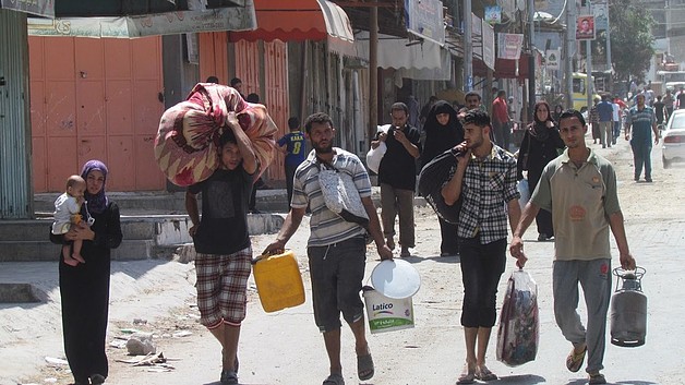 IDPs in their way to a shelter, Ash Shuja’iyeh area, Gaza City, August 2014. Photo by OCHA