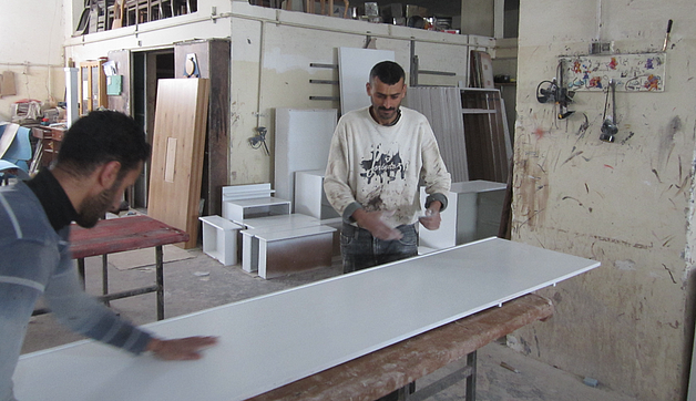 עובדים במפעל הרהיטים סוסי. צילום: תוכנית המזון העולמית / אל־באבא
