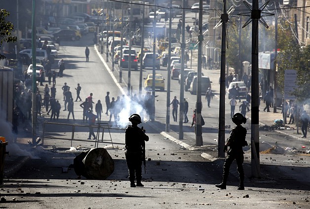 Clashes between Palestinians and Israeli forces during a protest against the US recognition of Jerusalem as Israel’s capital, Bethlehem,12 December 2017. © Photo by Abed Hashlamoun