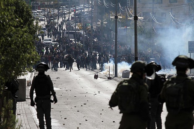 Clashes between Israeli forces and Palestinians in the context of a demonstration in protest of the US announcement regarding Jerusalem, Bethlehem city, December 2017. © Photo by Ahmad Mizher – WAFA