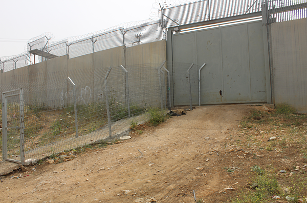 Alternative gate used by Izbat Salman farmers. © Photo by OCHA