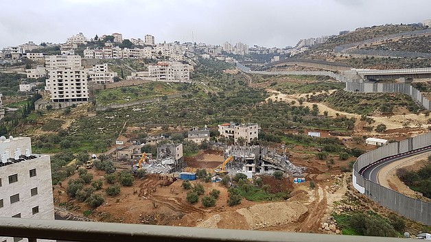 Demolitions in Bir Onah, next to the ‘tunnels road’ that connects the Etzion settlement ©  Photo by OCHA