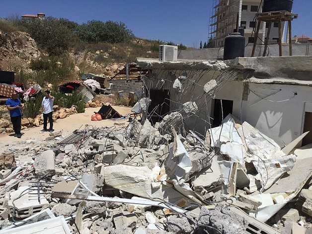 Demolition of an extension of a house in Beit Hanina, East Jerusalem, on 26 June. Photo by OCHA.
