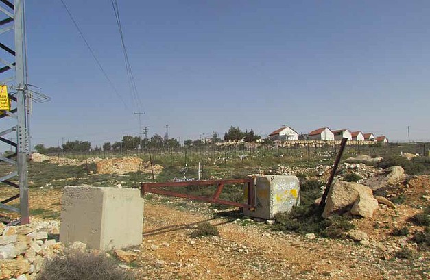 Road gate blocking access to Al Ganoub, May 2015.