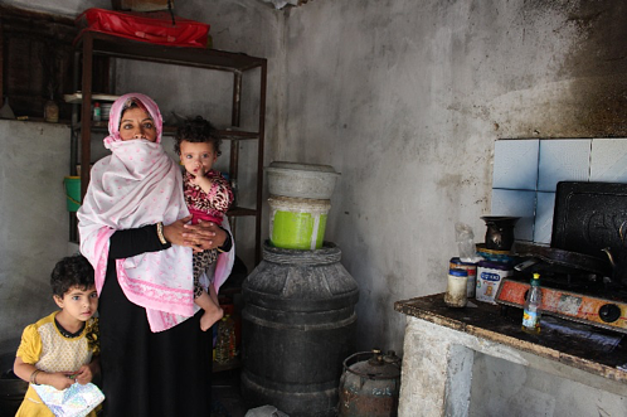 منى وإثنان من أطفالها السبعة، هم أسرة فقيرة متضررة من إنقطاعات الكهرباء وشح المياه في مدينة  رفح في  قطاع غزة، تشرين الأول/أكتوبر 2017 © - تصوير منظمة أوكسفام