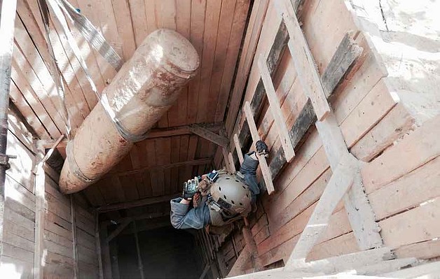 UNMAS bomb disposal expert removes 925kg aerial bomb in Gaza Middle Area, September 2016. © Photo provided by UNMAS.