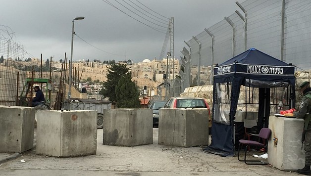 Police checkpoint in Ras Al Amoud neighbourhood of East Jerusalem, November 2015. © Photo by OCHA © Photo by OCHA