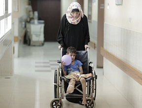 أم وابنها في قسم العظام، مستشفى الشفاء، مدينة غزة، تشرين الأول/أكتوبر 2015. صورة بواسطة منظمة الصحة العالمية