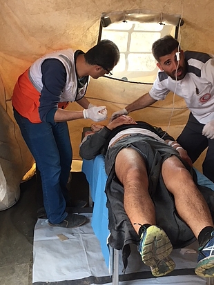 Medical trauma stabilization point next to tent demonstration camp east of Gaza city. ©  Photo by OCHA