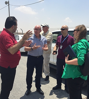 السيد جيمي ماكغولدريك، المنسق الإنساني للأرض الفلسطينية المحتلة، في معبر كرم أبو سالم، 17 تموز/يوليو 2018