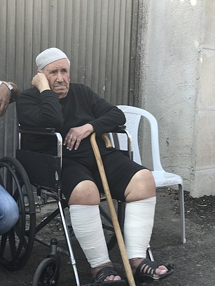 أيوب شماسنة البالغ من العمر 84 عاما في اليوم الذي أُخليت فيه العائلة في 5 أيلول/سبتمبر. الصورة التقتت من قبل مكتب الأمم المتحدة لتنسيق الشؤون الإنسانية.