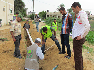 הנחת צינור מים חדש בעבסאן אל־כבירה / © צילום: Première Urgence Internationale