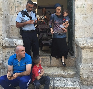 Settler family leaving Palestinian evicted property in East Jerualsem, shortly after taking it over on 15 September 2016. Photo by OCHA
