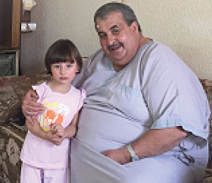 Mazen Qirresh and his granddaughter  in the old city house © Photo by OCHA