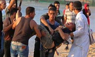 Palestinian injured during a demonstration protesting the naval blockade on the beach near the fence , northwest of Beit Lahiya. September 2018. © Photo by Ashraf Amra