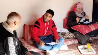 موظفو المجلس النرويجي للاجئين يجرون مقابلة مع أسرة مهجرة داخليًا في شمال غزة، تشرين الثاني/نوفمبر 2017 
