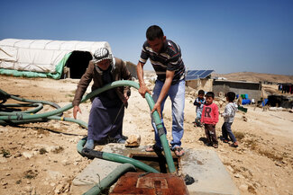 פלסטינים בקהילה בשטח C של הגדה המערבית שאינה מחוברת לרשת המים. תמונת ארכיון מאת משרד האו״ם לתיאום עניינים הומניטריים
