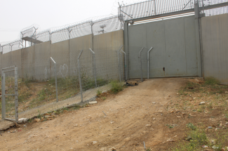 Alternative gate used by Izbat Salman farmers. © Photo by OCHA