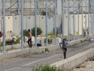 נערים פלסטינים ליד מחסום ארז שבשליטת ישראל, בצפון רצועת עזה. תמונת ארכיון, מרס 2016.