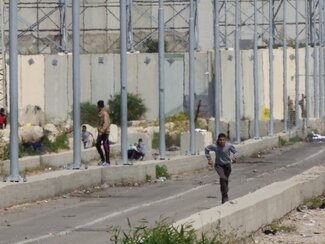 شباب فلسطينيون قرب معبر إيريز الإسرائيلي شمال قطاع غزة. صورة أرشيفية، آذار/مارس 2016.