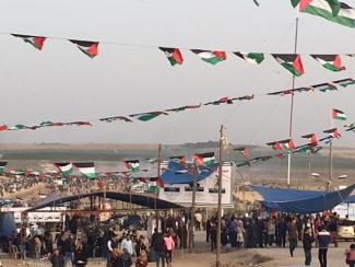 مظاهرة في سياق "مسيرة العودة الكبرى" بالقرب من السياج الحدودي، شرق مدينة غزة، 13 نيسان/أبريل 2018 