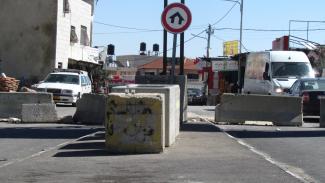 Main entrance to Hizma village blocked. February 2018. ©  Photo by OCHA