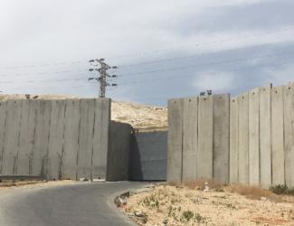 Main route connecting Az Za’ayyem village with East Jerusalem, May 2016. Photo by OCHA