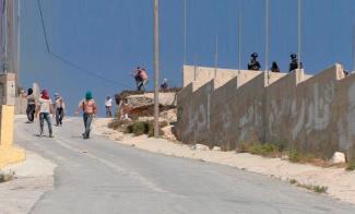 מתנחלים מלווים בחיילים ישראליים תוקפים את הכפר עוריף (נפת שכם), 6 ביולי 2018.