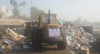 Removal of accumulated solid waste from Al Yarmouk temporary transfer station in Gaza City. Photo by UNDP