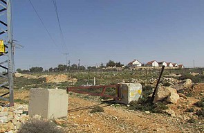 Road gate blocking access to Al Ganoub, May 2015. Road gate blocking access to Al Ganoub, May 2015.