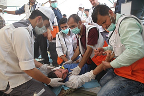 Health personnel giving first aid to those injured east of Khan Yunis, 4 May 2018. © Photo credit: WHO. Health personnel giving first aid to those injured east of Khan Yunis, 4 May 2018. © Photo credit: WHO.