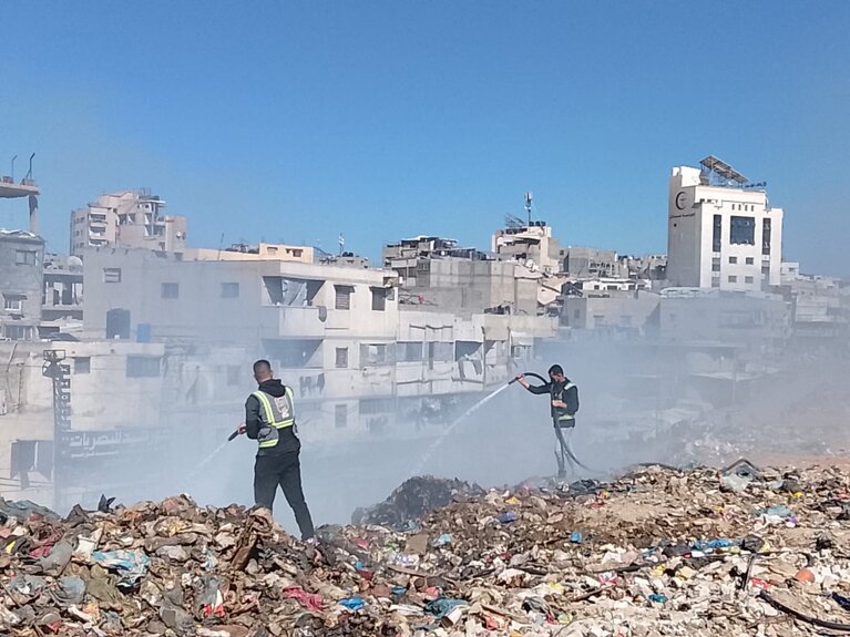 Efforts to extinguish the fire at Firas dumpsite in Gaza city. Photo by the Gaza Municipality 