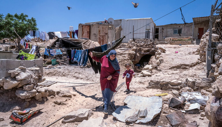 תושבות ח׳רבת א־תבאן, אחת מ־ 13 קהילות בסכנת העברה בכפייה במסאפר יטא, דרום הגדה המערבית, 16 ביוני 2022 © צילום: משרד האו״ם לתיאום עניינים הומניטריים