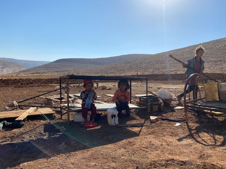 أطفال من راس التين بعدما صادرت القوات الإسرائيلية منازلهم وخزانات مياههم وحظائر مواشيهم، 14 تموز/يوليو 2021، تصوير مكتب الأمم المتحدة لتنسيق الشؤون الإنسانية